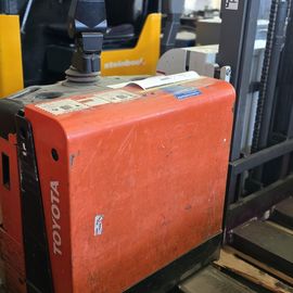 Toyota Elektro Deichsel Niederhub mit Standplattform 7PML20 - PartnerLIFT