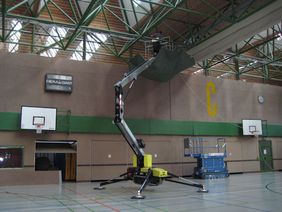 Zwei Raupenarbeitsbühnen und Schutzplane