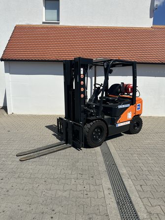 4 Rad Doosan Gasstapler 3t im Gebrauchtmaschinen-Markt von PartnerLIFT kaufen