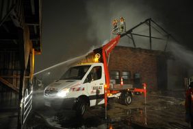 Brandbekämpfung mit LKW Arbeitsbühne