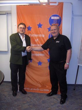 Joachim Metzner (links), GF PartnerLIFT, beim Shake Hands mit Malcolm Bowers,Vorsitzender Access Link