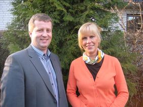 Monika Metzner von PL und Kai Schliephake von JLG bei Vertragsunterzeichnung