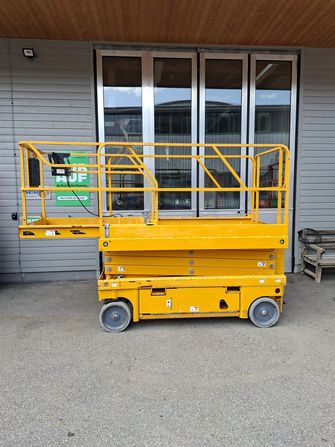 Haulotte Compact 10 Elektro Scherenarbeitsbühne im Gebrauchtmaschinen-Markt von PartnerLIFT kaufen