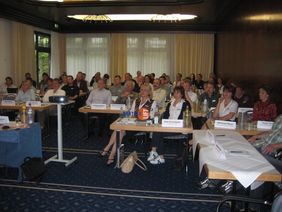 Die Mitglieder der PartnerLIFT-Gemeinschaft bei Versammlungsbeginn am 28.05.10 im Tagungsraum.